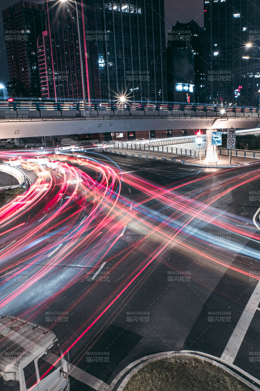 城市夜景車流光影交錯