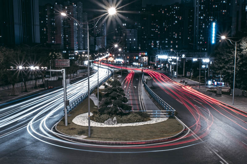 夜景車流光影交錯