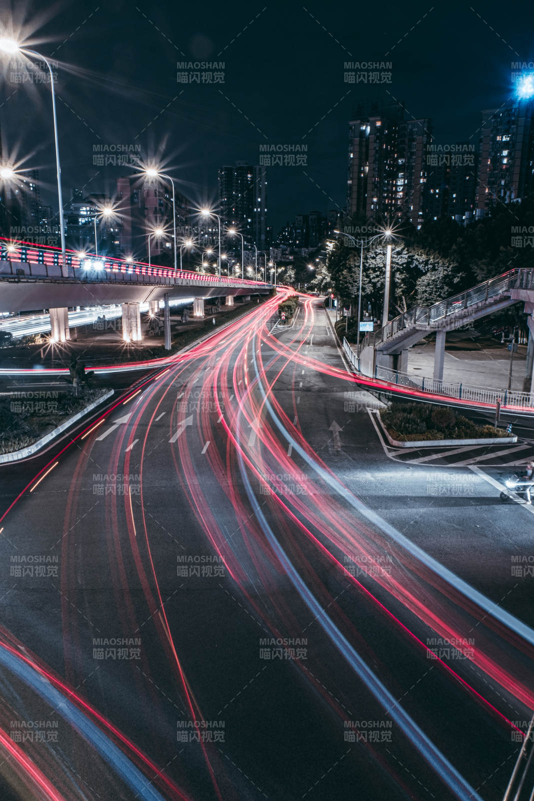 夜幕下的城市車流光影