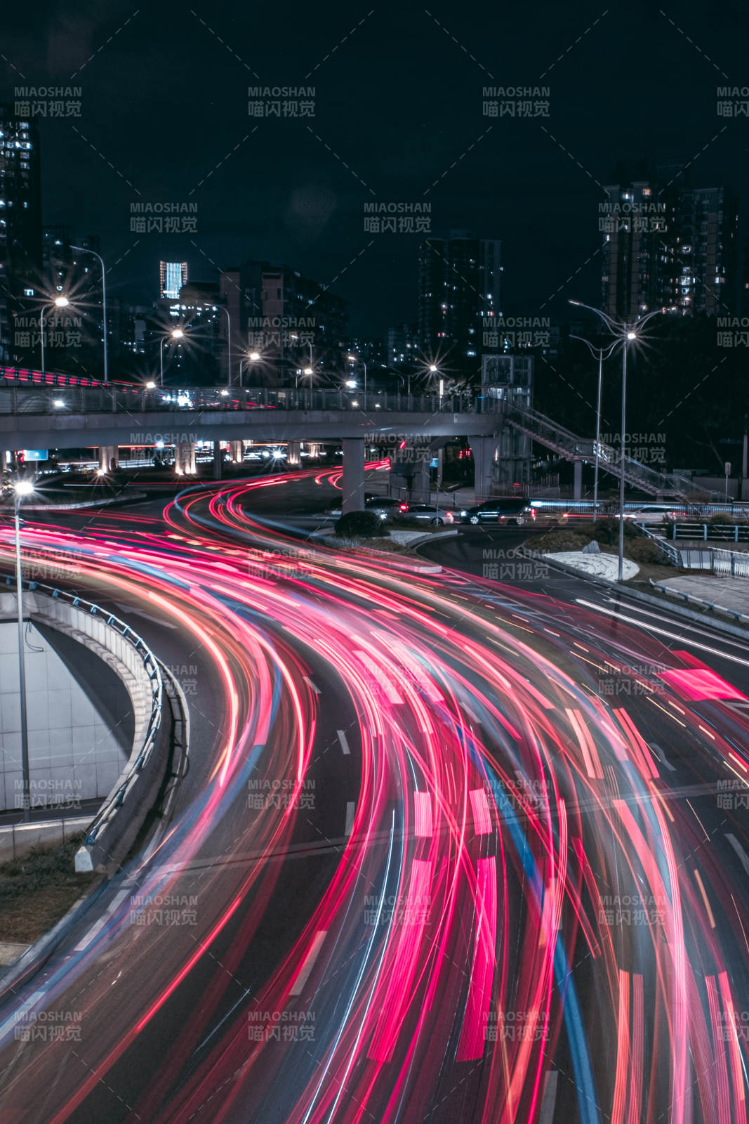 夜幕下的城市車流光影