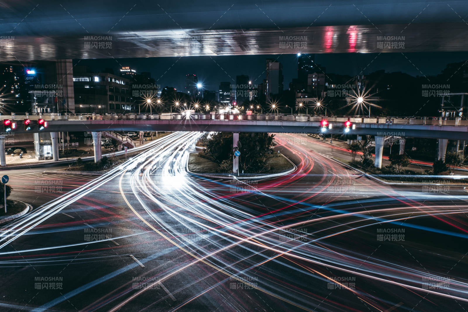夜幕下的城市交通流光
