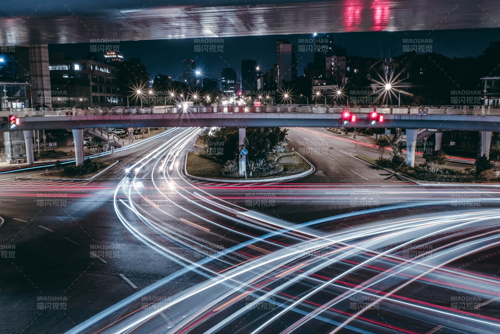 城市夜景車流光影交錯