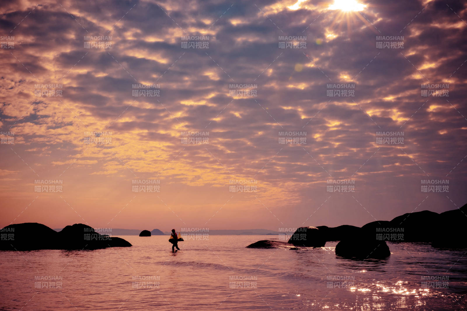 夕陽下的海邊漫步