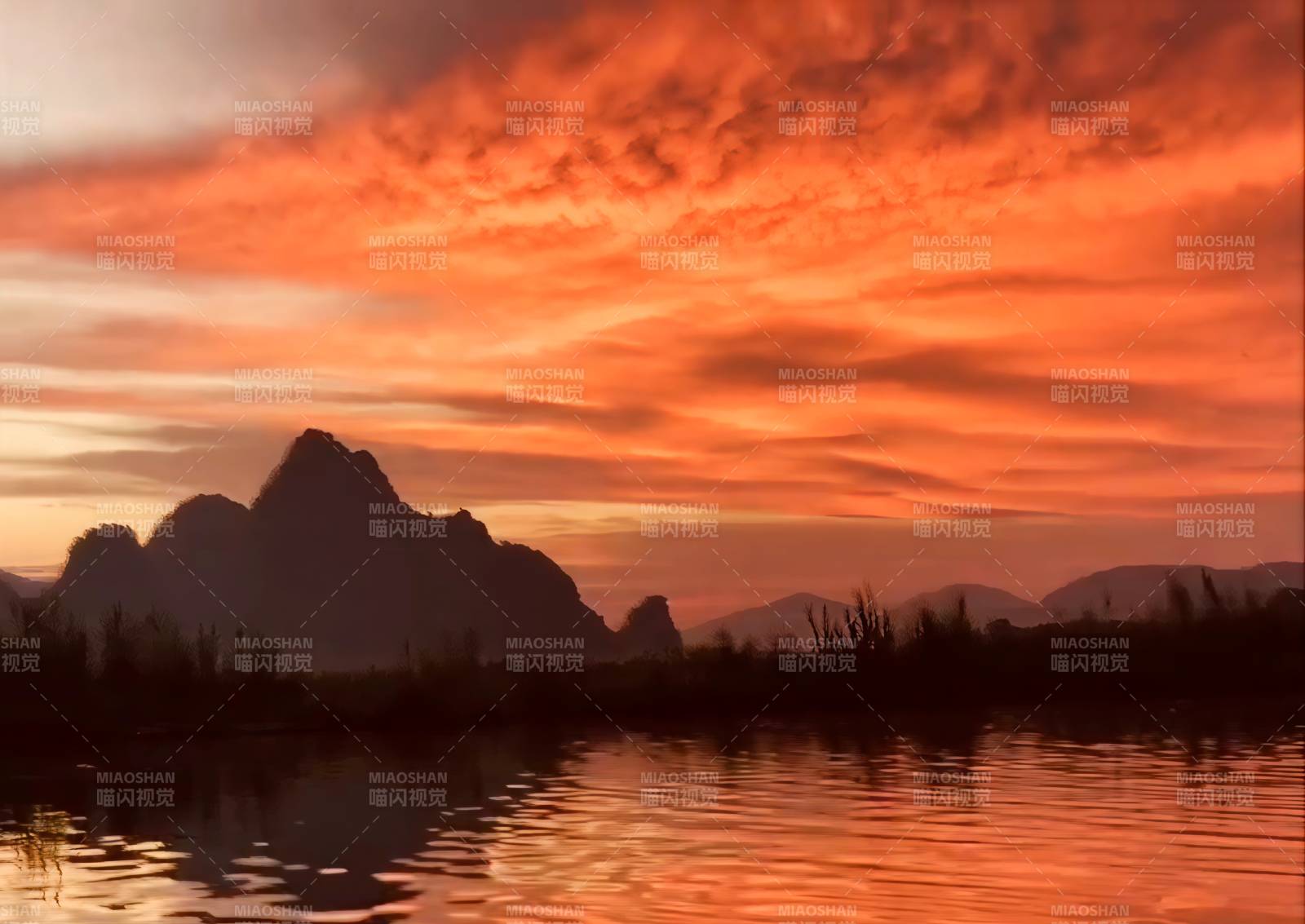 夕陽映山湖水紅