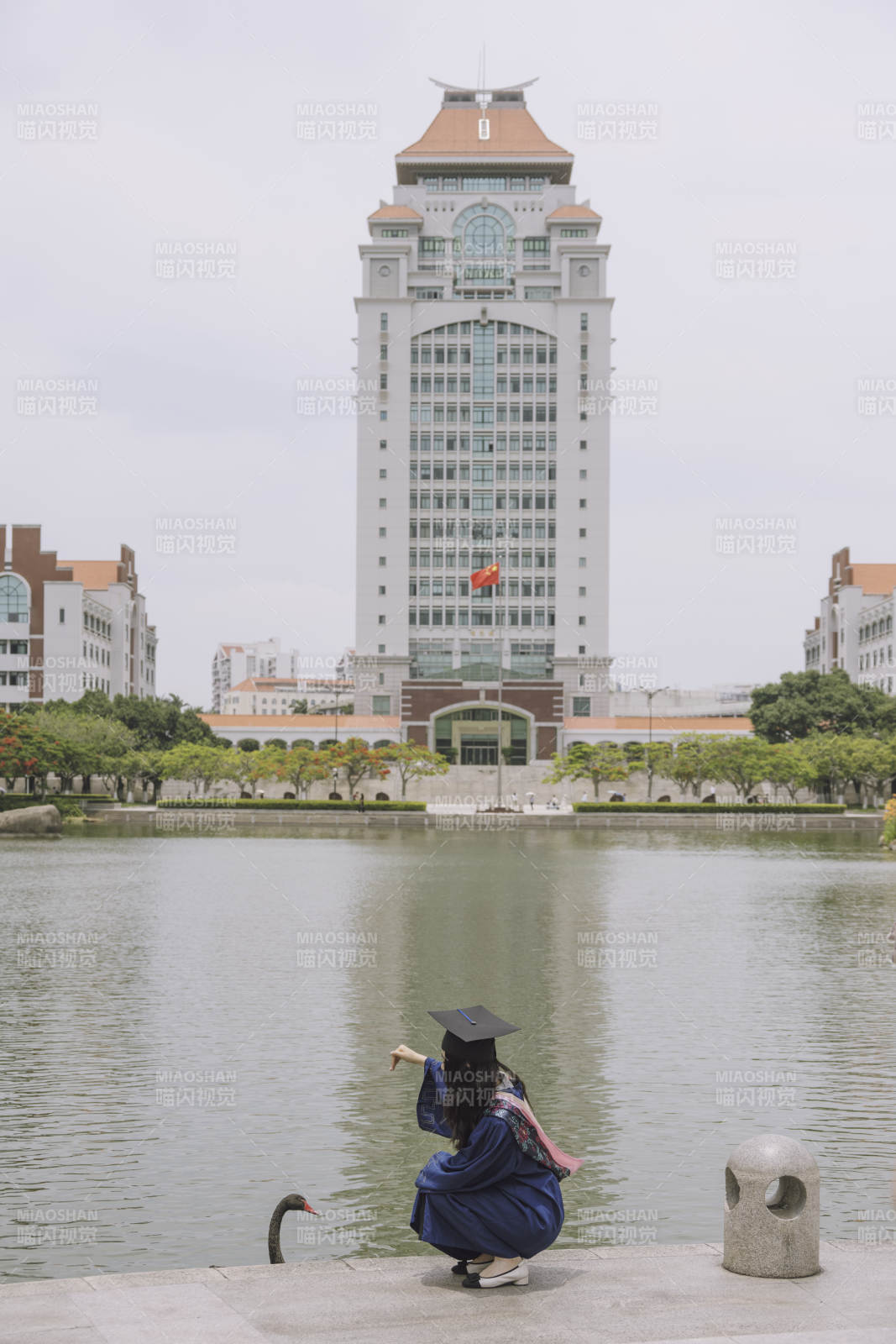 畢業學子湖畔留影
