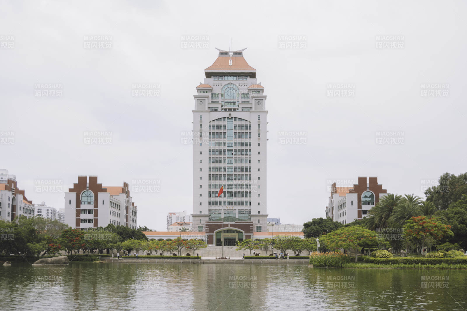 廈門大學(xué)湖畔高樓映水景