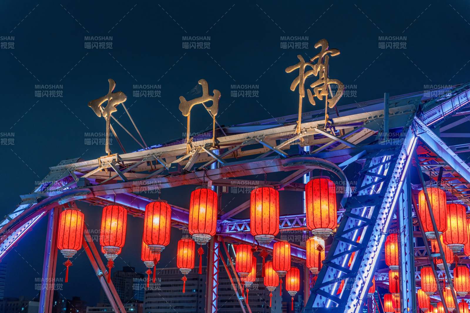 夜景橋頭紅燈籠璀璨