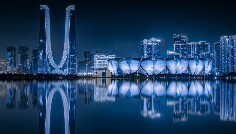 夜幕下的城市倒影美景