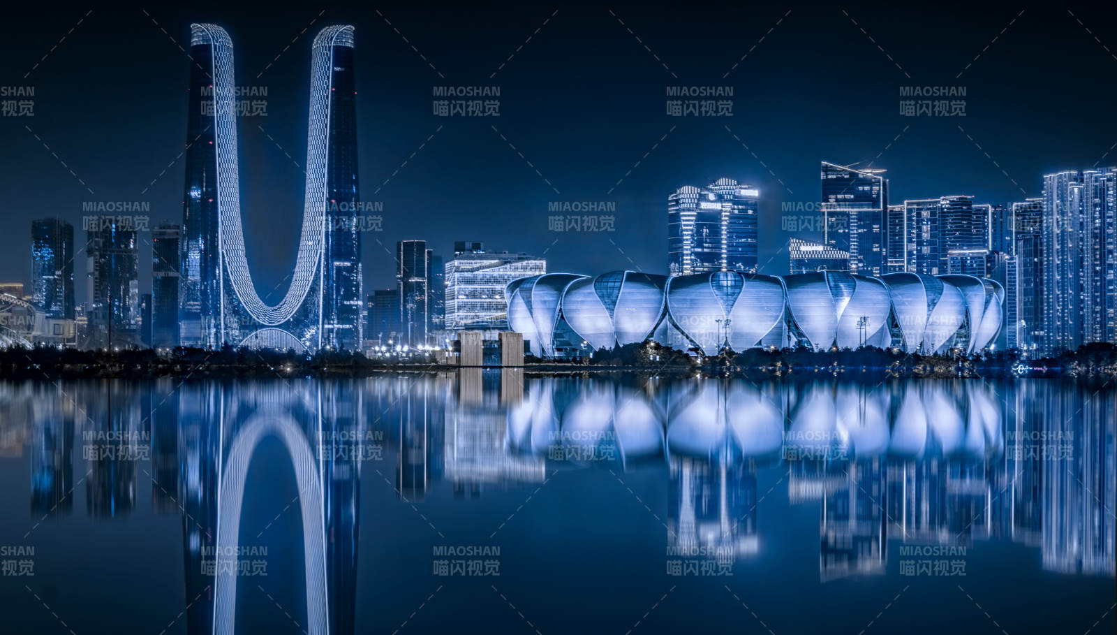 夜幕下的城市倒影美景