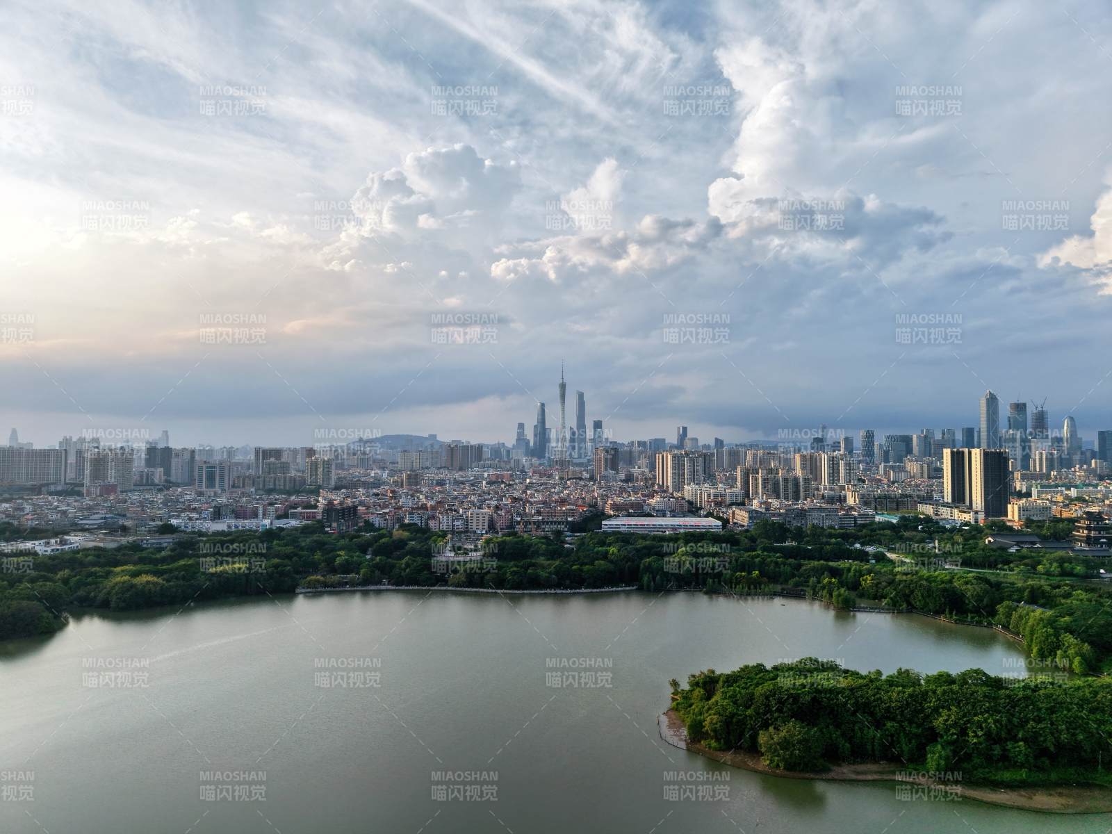城市湖景 高樓林立