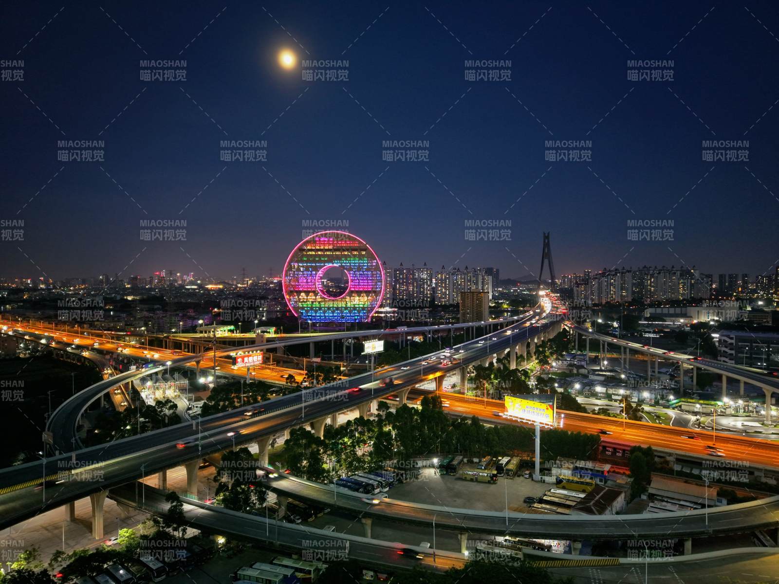 夜景中的城市與特殊建筑-廣州圓大廈