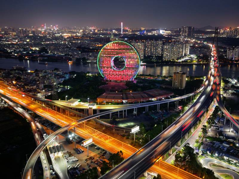 城市夜景與光軌交織-廣州圓大廈