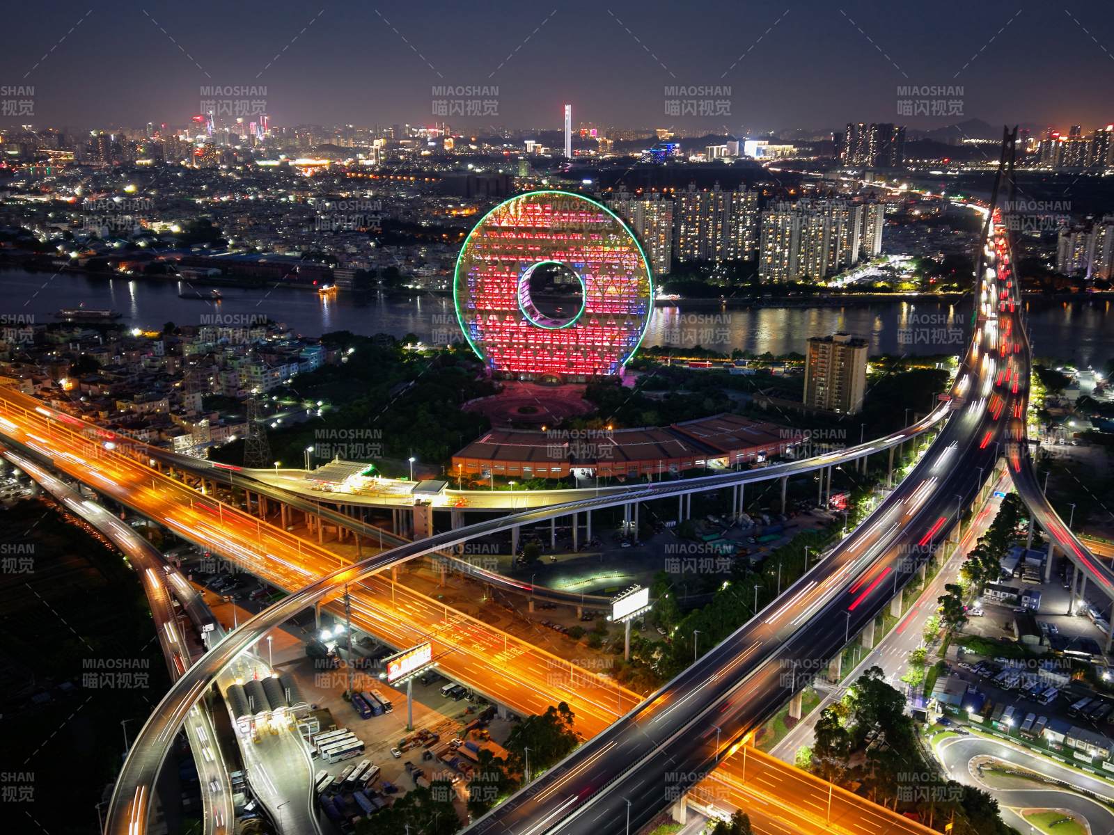 城市夜景與光軌交織-廣州圓大廈