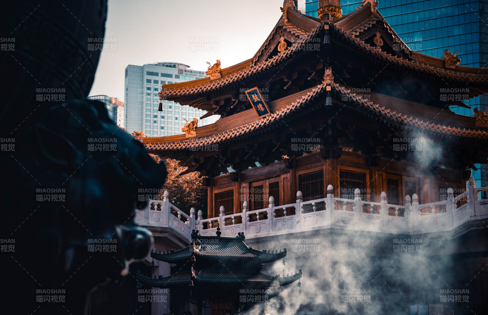 古寺晨煙 都市靜謐景