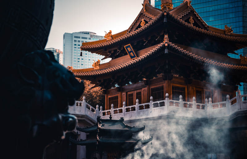 古寺晨煙 都市靜謐景