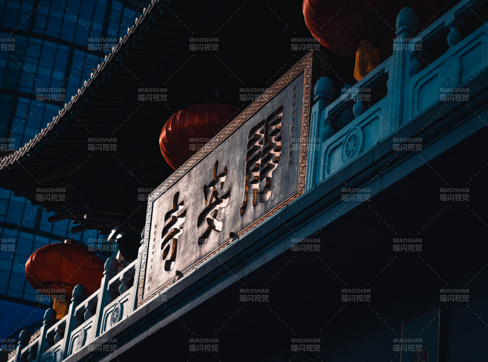 古寺夜景 燈籠映輝