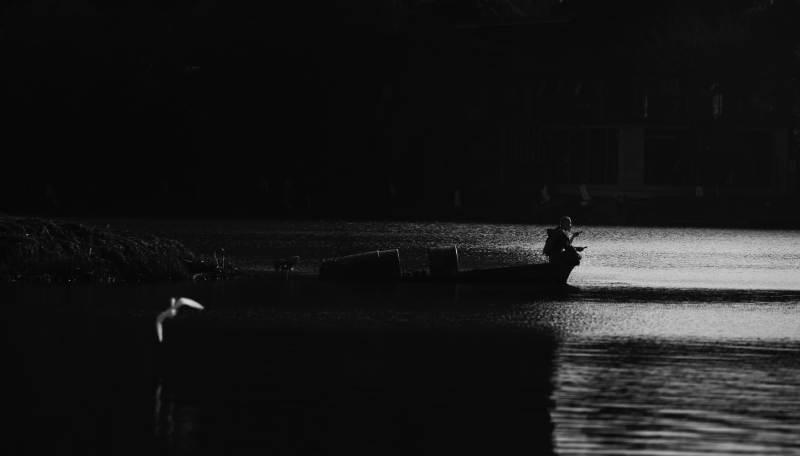 湖畔垂釣 靜謐夜色