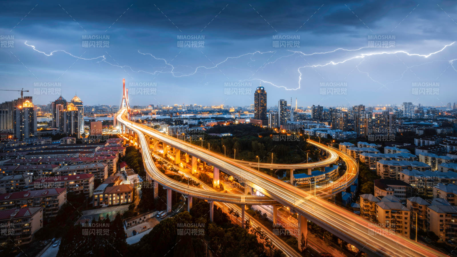 城市夜景與閃電交輝