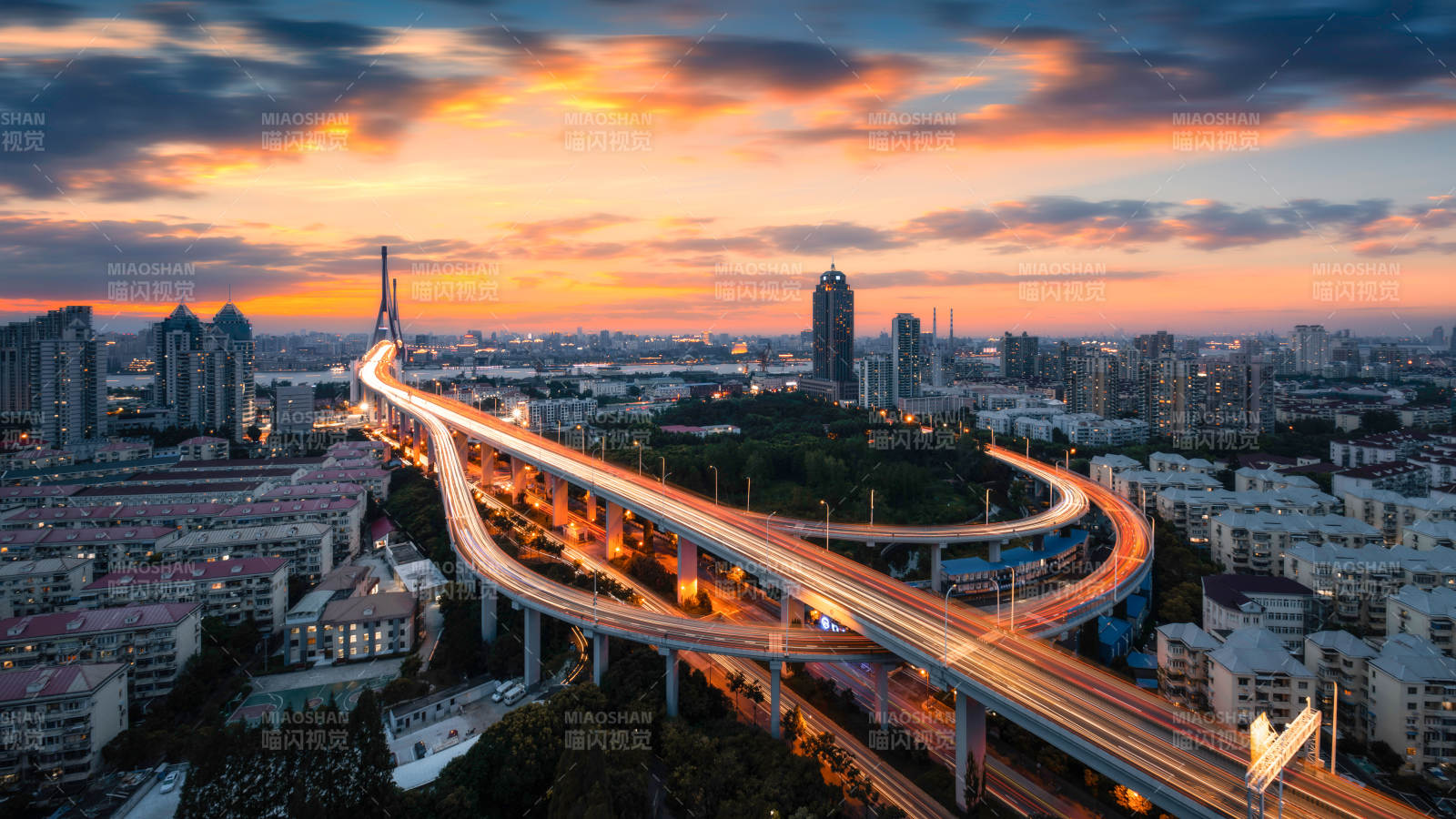 城市夜景與高架橋流光