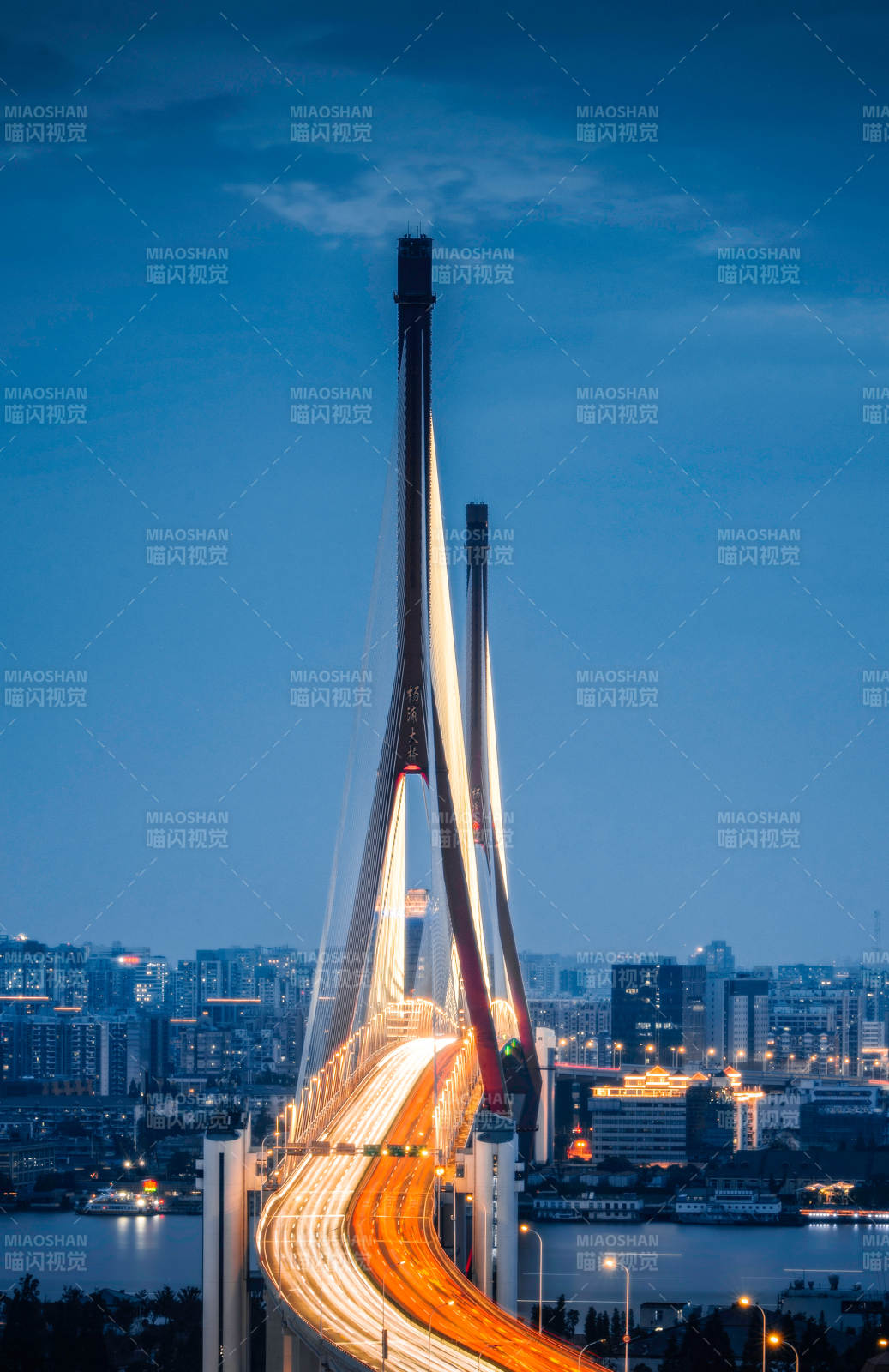 夜幕下的城市大橋
