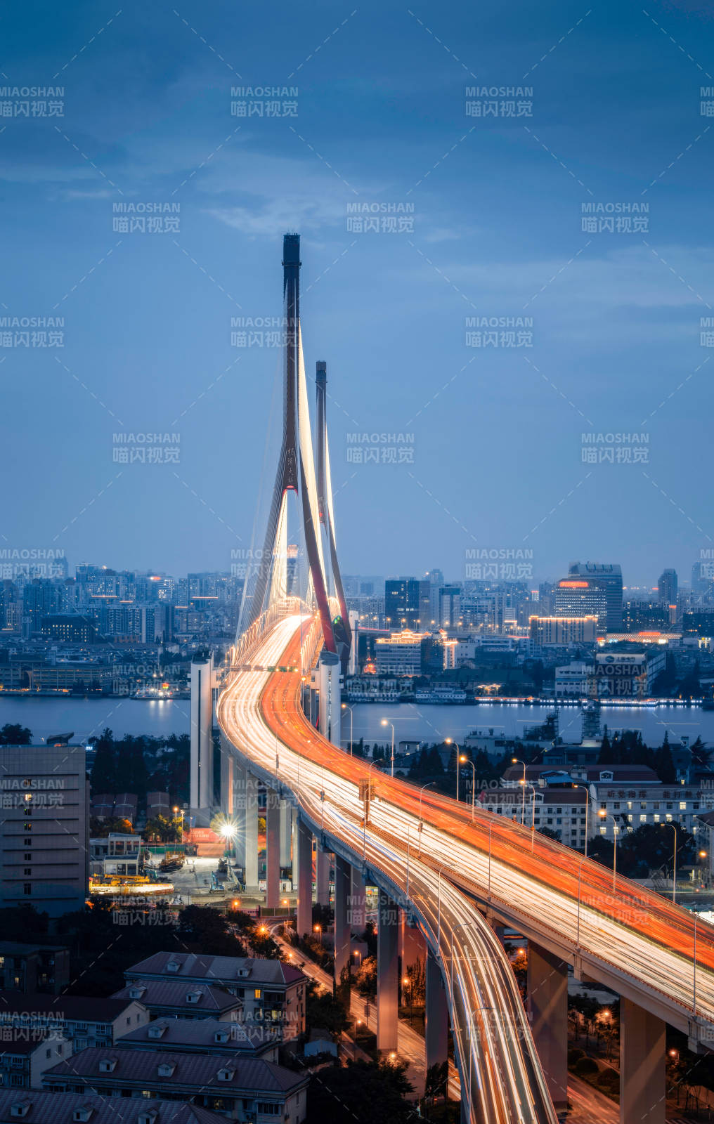城市夜景高架橋流光溢彩