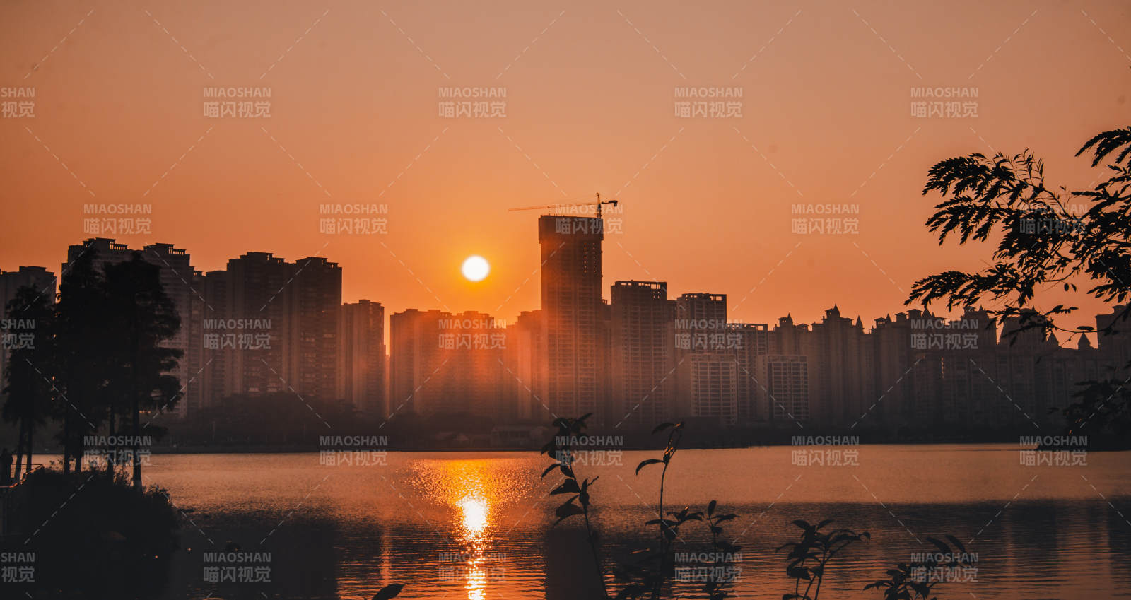 城市黃昏 湖光倒影