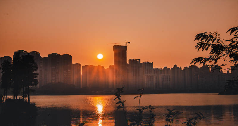 城市黃昏 湖光倒影