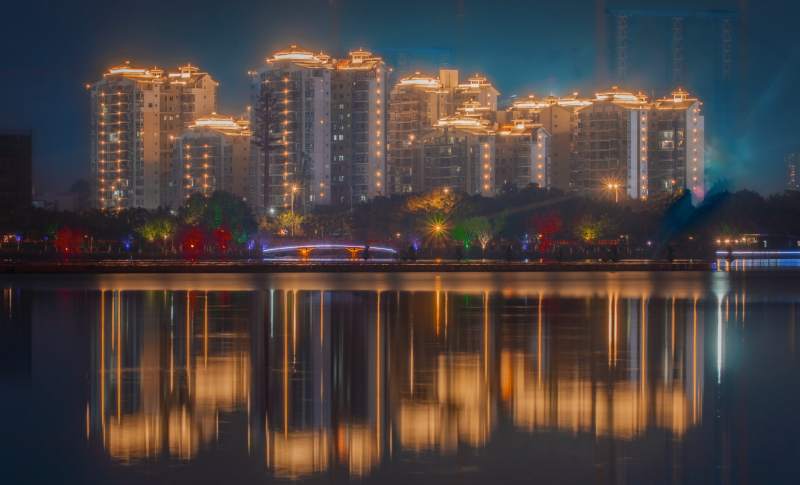夜景湖畔 燈火輝煌倒影