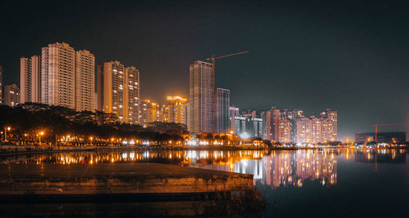 夜景城市倒影湖畔