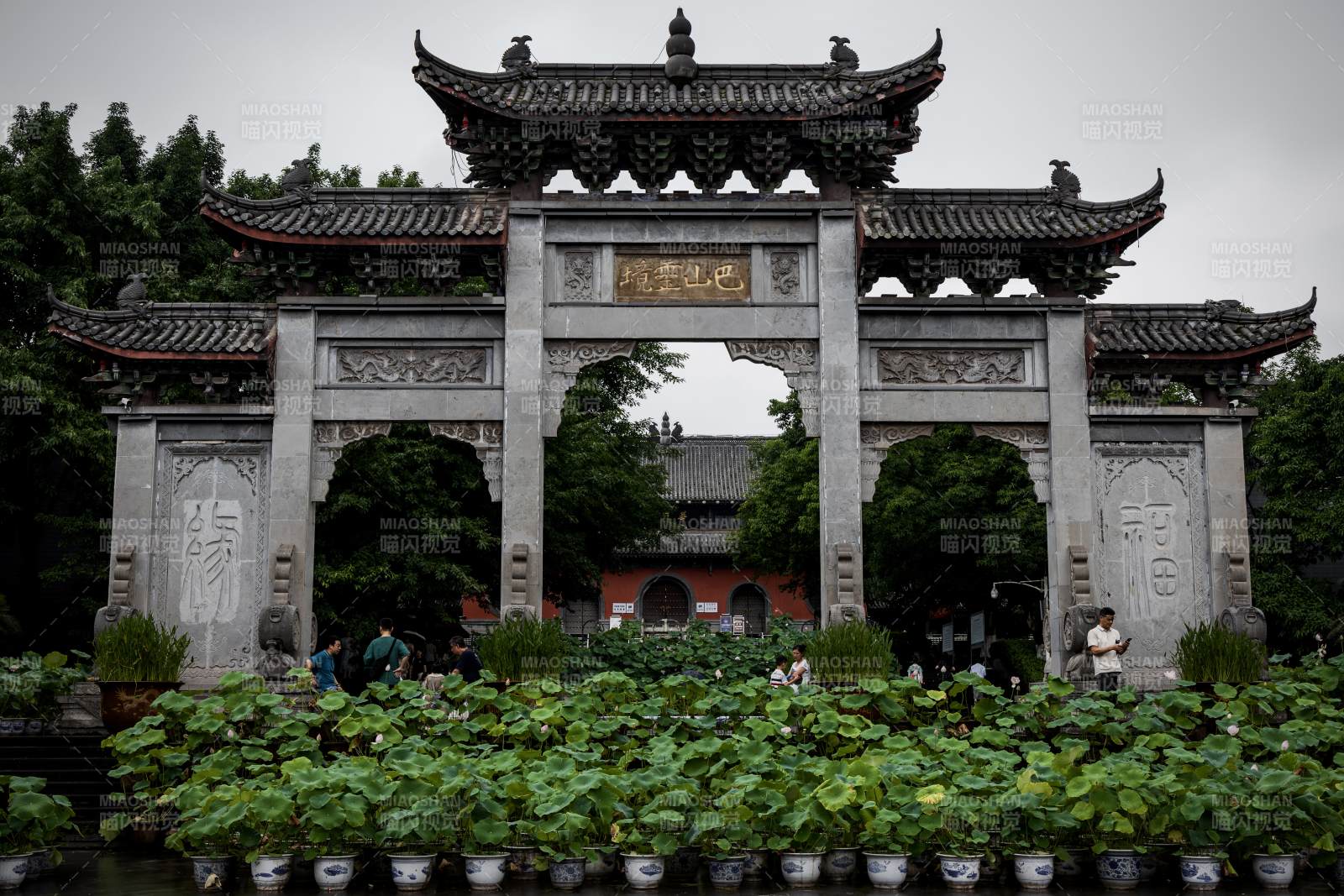 古寺門前綠植環(huán)繞