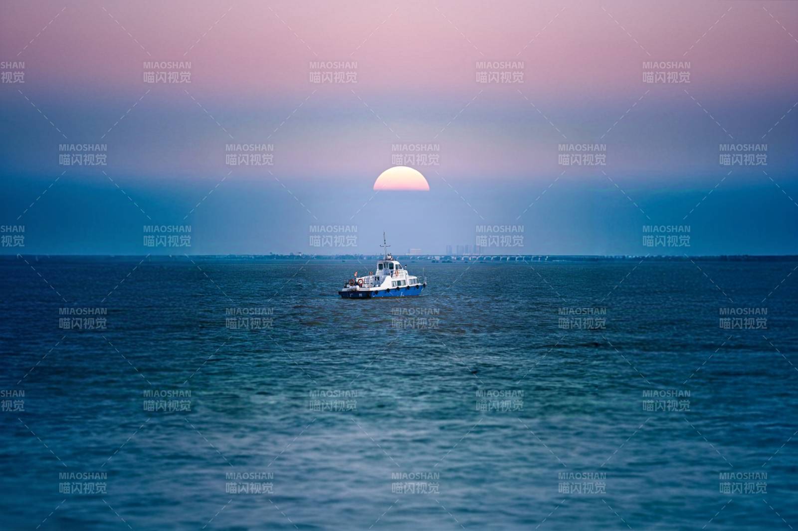 海上孤舟映夕陽