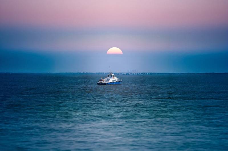 海上孤舟映夕陽
