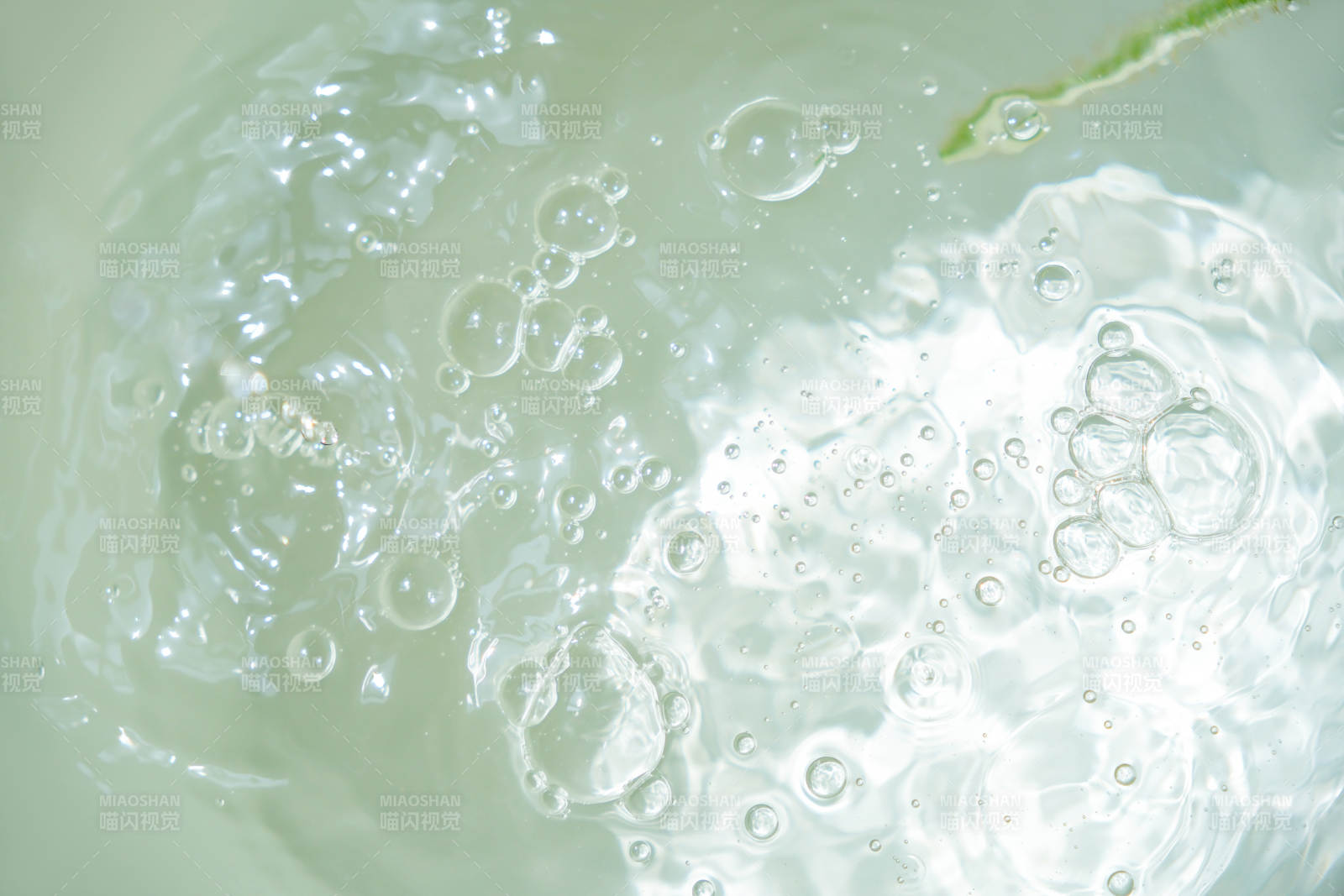 氣泡與水的清新瞬間
