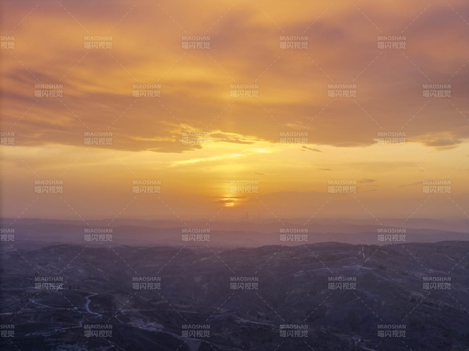 夕陽下的山巒美景