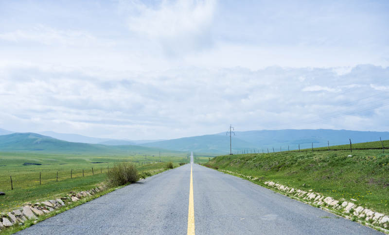 草原上的筆直公路