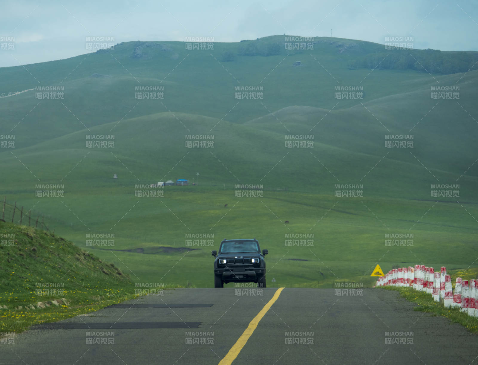 草原公路 越野車行進中