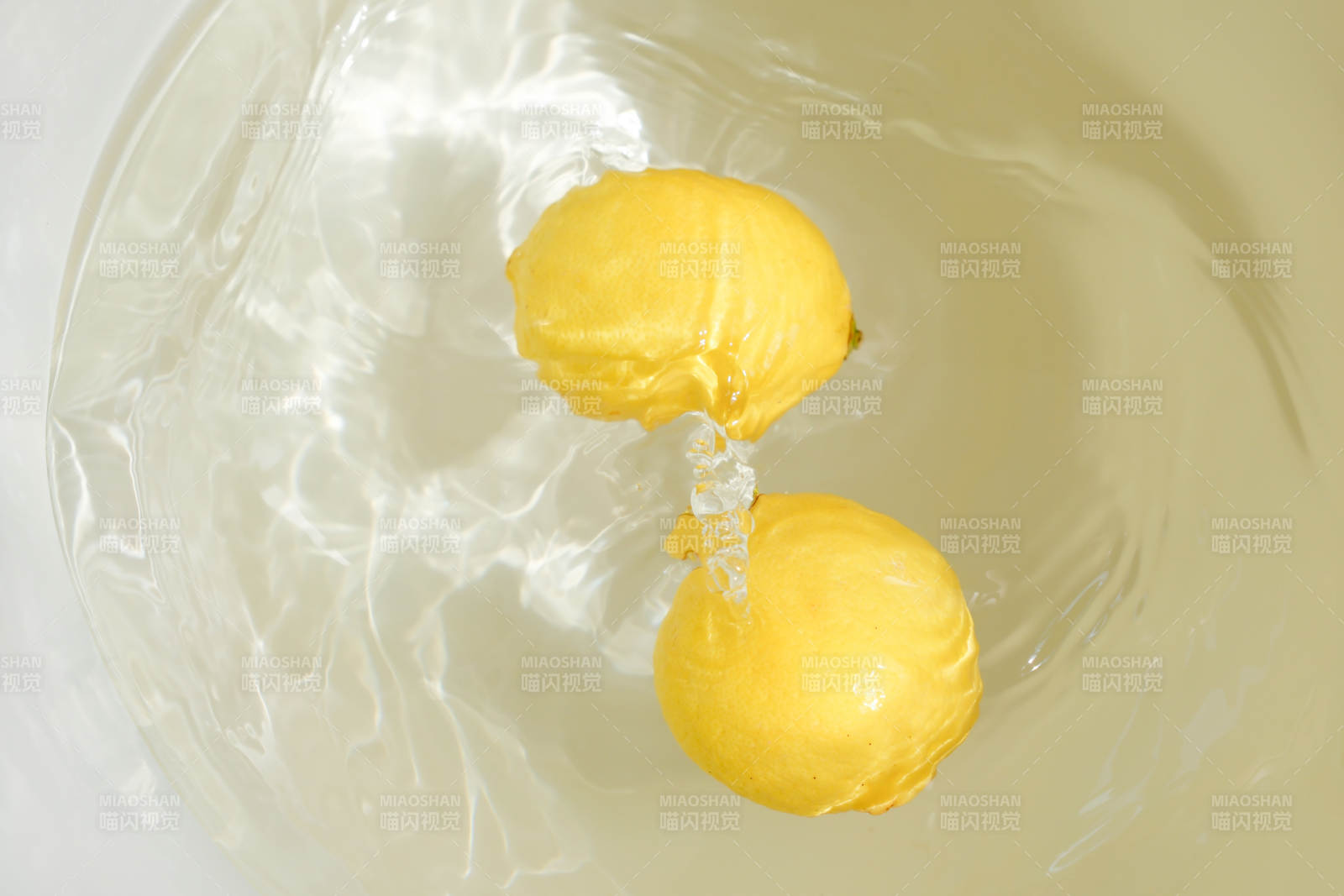 檸檬落入水中濺起水花