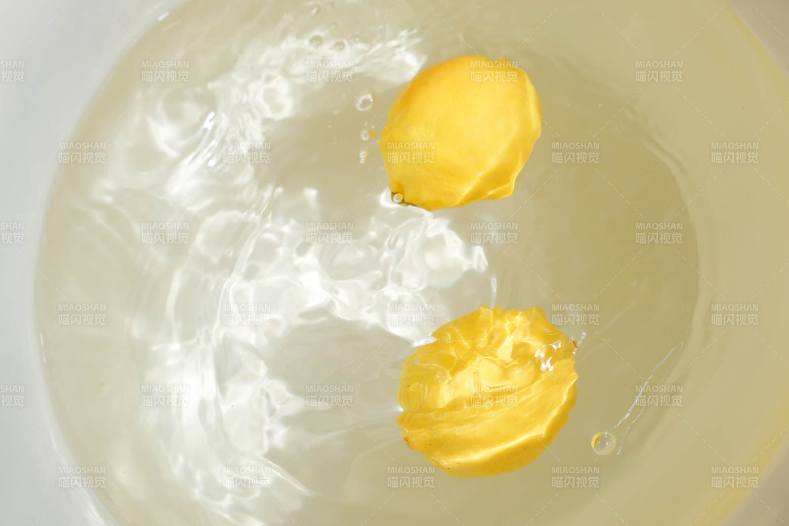 檸檬片在水中漂浮