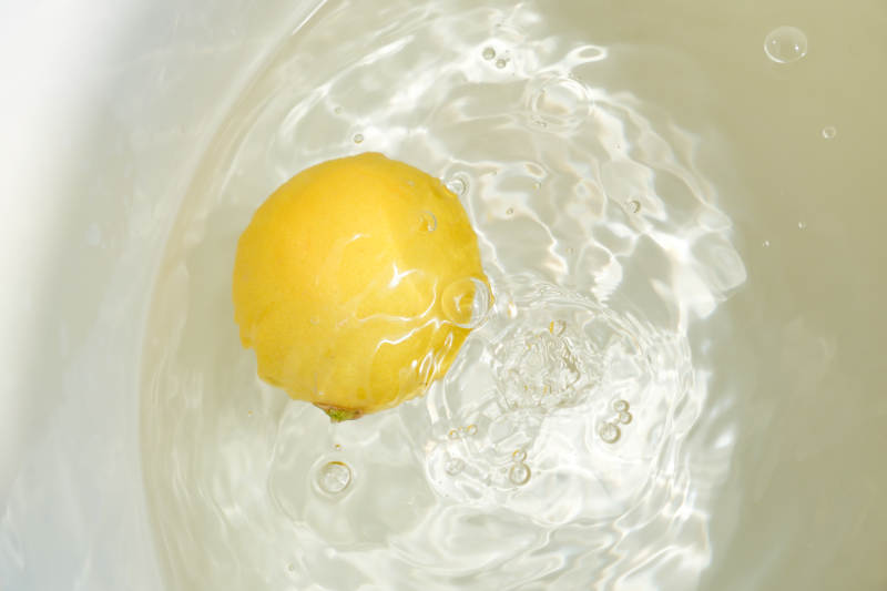 檸檬落入水中濺起水花