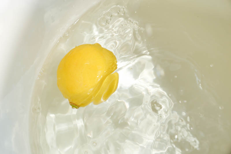 檸檬落入水中濺起水花