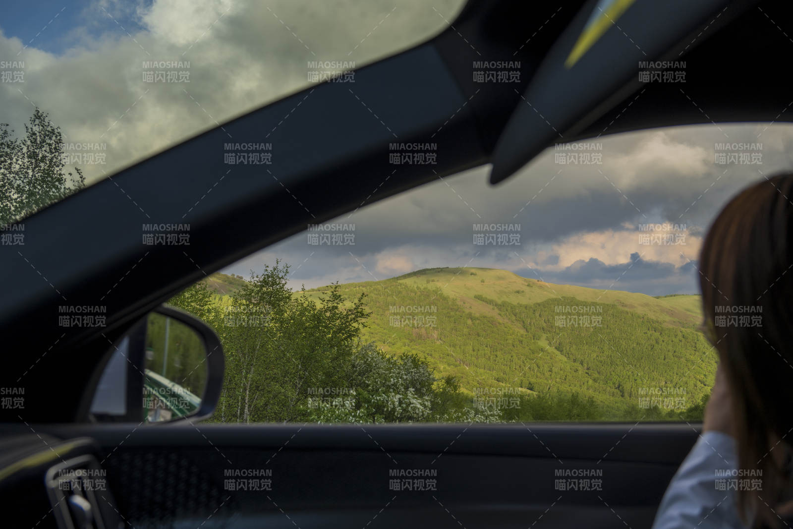 車內遠眺青山綠樹