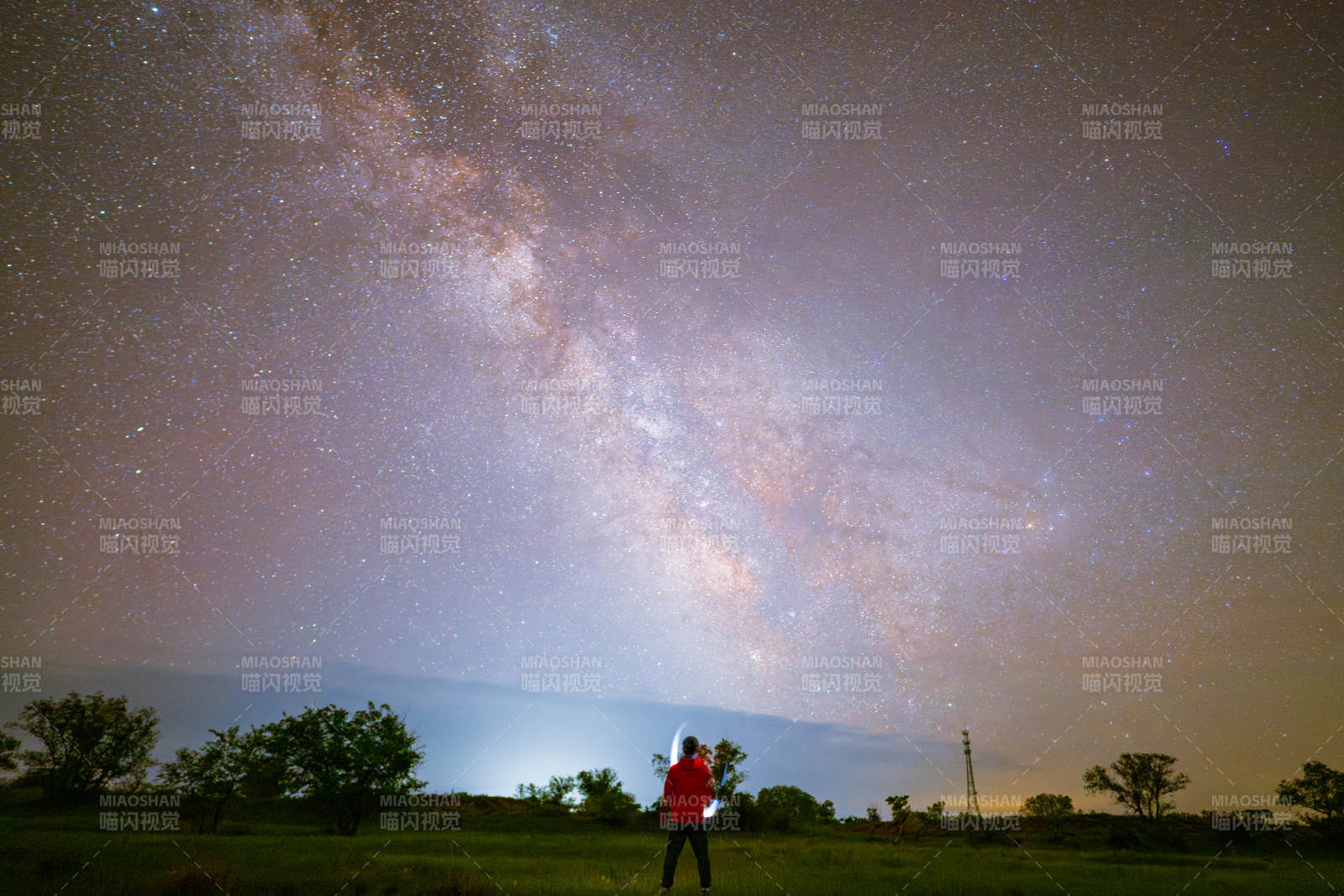 星空下的孤獨(dú)旅人