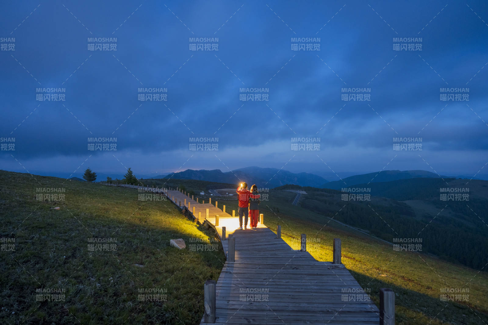 夜幕下的燈光棧道