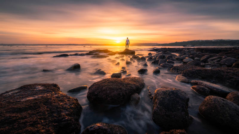 夕陽下的巖石海岸