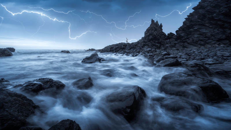 雷電交加的海岸夜景