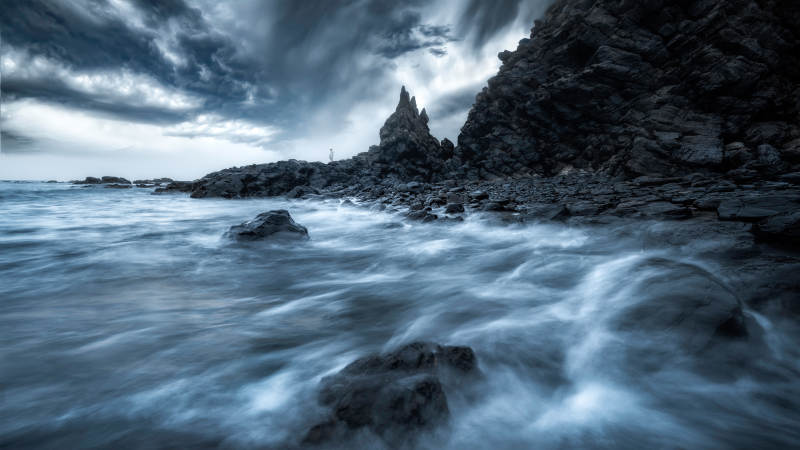 海岸巖石與海浪的交響
