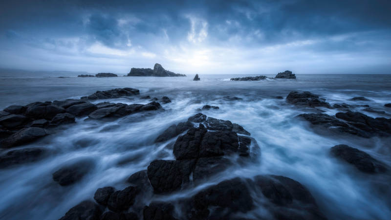 海浪拍打巖石的寧靜景象
