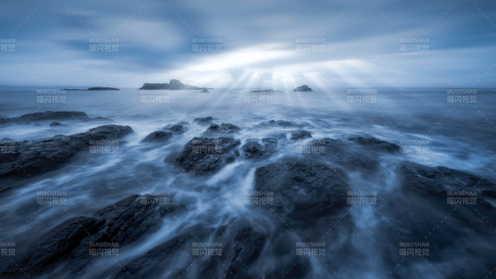 海霧晨光 巖石靜謐