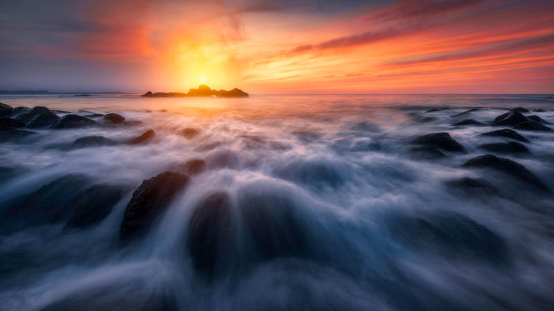夕陽海岸 浪涌礁石