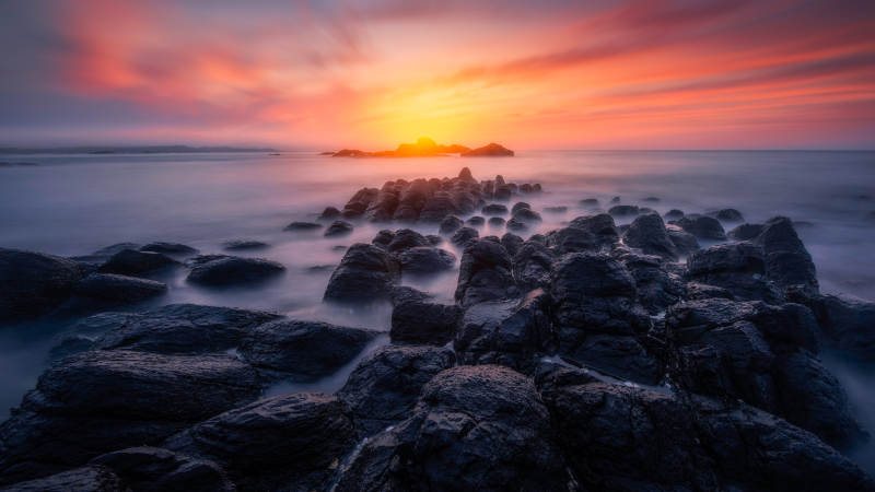 夕陽下的巖石海岸
